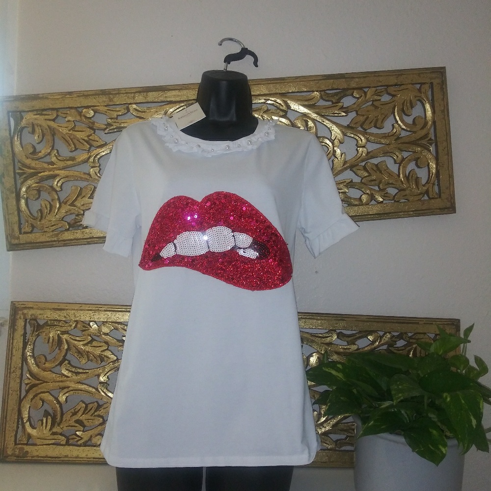 T shirt  Slim Biting lips.